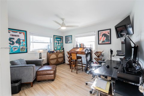 House in Hollywood, Florida 4 bedrooms, 139.73 sq.m. № 2044195 - photo 14