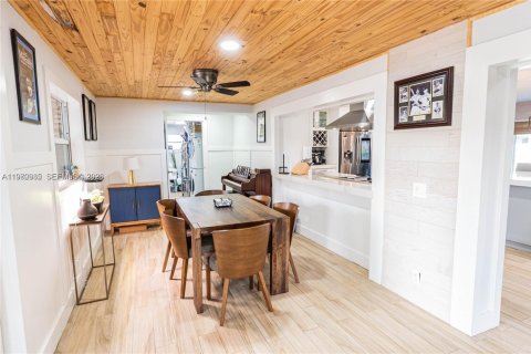 House in Hollywood, Florida 4 bedrooms, 139.73 sq.m. № 2044195 - photo 12