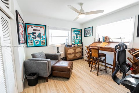 House in Hollywood, Florida 4 bedrooms, 139.73 sq.m. № 2044195 - photo 15