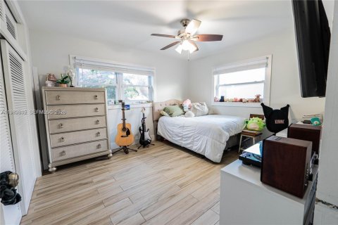 House in Hollywood, Florida 4 bedrooms, 139.73 sq.m. № 2044195 - photo 19