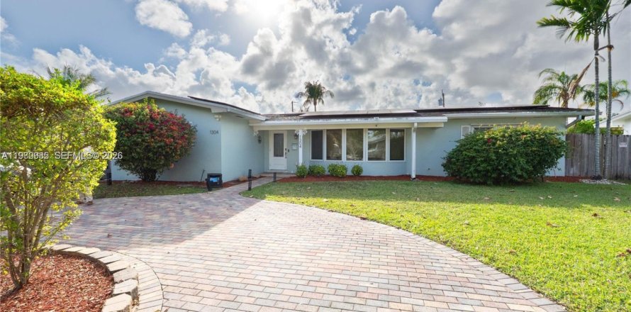 House in Hollywood, Florida 4 bedrooms, 139.73 sq.m. № 2044195