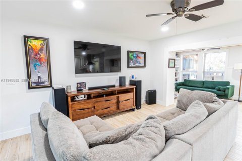 House in Hollywood, Florida 4 bedrooms, 139.73 sq.m. № 2044195 - photo 10