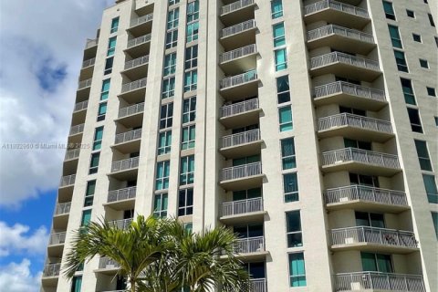 Copropriété à louer à Miami, Floride: 2 chambres, 136.29 m2 № 1945460 - photo 1