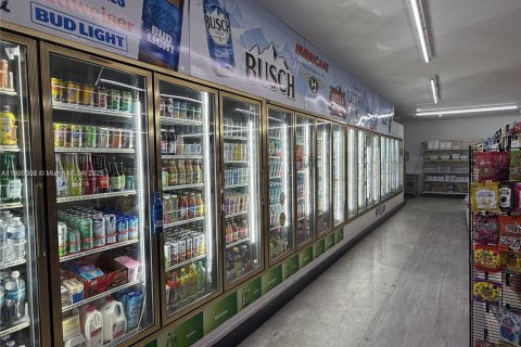 Commercial property in Hollywood, Florida № 2018382 - photo 11