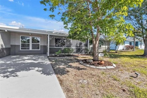 House in Punta Gorda, Florida 3 bedrooms, 115.94 sq.m. № 1914285 - photo 3