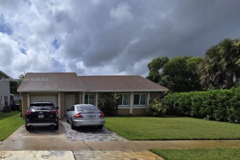 Casa en venta en North Lauderdale, Florida, 2 dormitorios, 135.17 m2 № 1928587 - foto 1