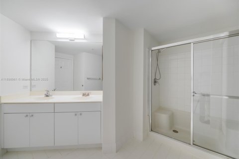 Condo in Sunny Isles Beach, Florida, 2 bedrooms  № 1951018 - photo 9