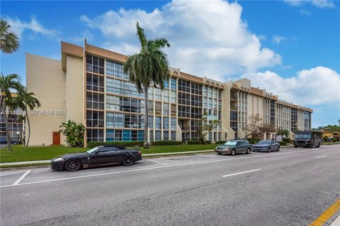 Copropriété à louer à Hallandale Beach, Floride: 2 chambres, 85.84 m2 № 2003794 - photo 7