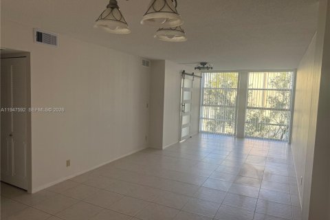 Copropriété à louer à Hallandale Beach, Floride: 2 chambres, 85.84 m2 № 2003794 - photo 2