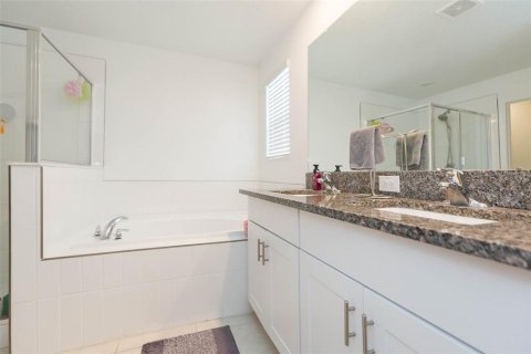 Casa en venta en Zephyrhills, Florida, 4 dormitorios, 192.59 m2 № 1844668 - foto 25