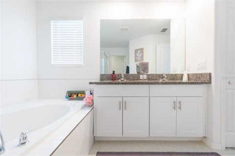 Casa en venta en Zephyrhills, Florida, 4 dormitorios, 192.59 m2 № 1844668 - foto 27
