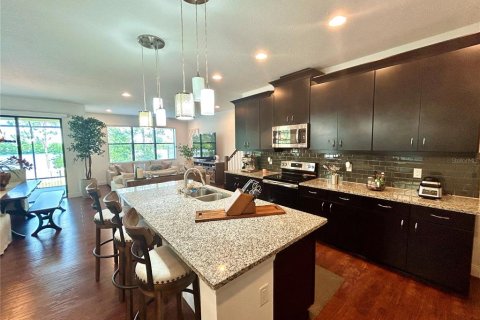 Townhouse in Tampa, Florida 4 bedrooms, 204.38 sq.m. № 1912234 - photo 4