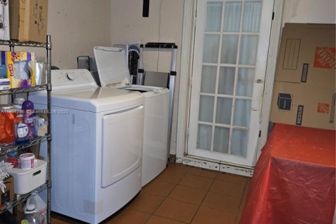 Commercial property in Miami, Florida 238.67 sq.m. № 1882239 - photo 12