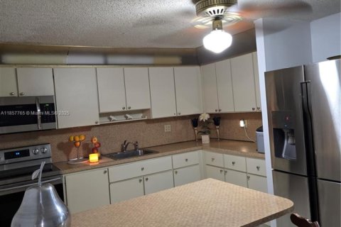 Commercial property in Miami, Florida 238.67 sq.m. № 1882239 - photo 11