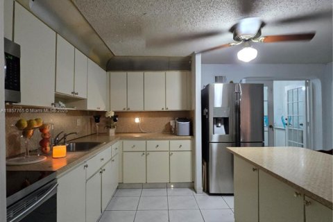 Commercial property in Miami, Florida 238.67 sq.m. № 1882239 - photo 25