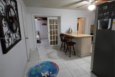 Commercial property in Miami, Florida 238.67 sq.m. № 1882239 - photo 9