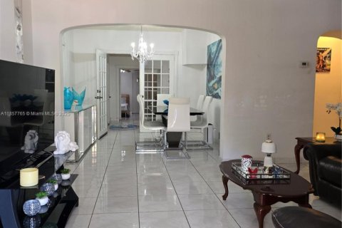 Commercial property in Miami, Florida 238.67 sq.m. № 1882239 - photo 8