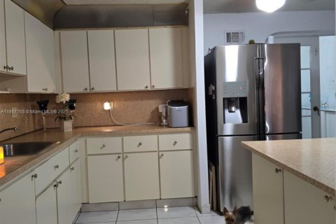 Commercial property in Miami, Florida 238.67 sq.m. № 1882239 - photo 24