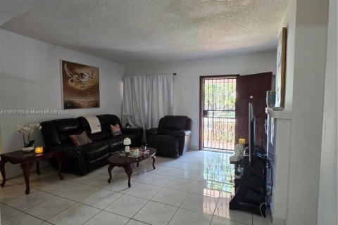 Commercial property in Miami, Florida 238.67 sq.m. № 1882239 - photo 4