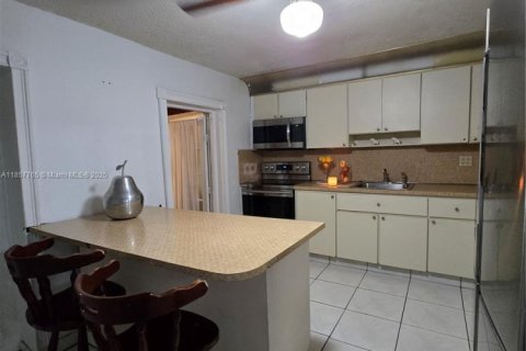 Commercial property in Miami, Florida 238.67 sq.m. № 1882239 - photo 10