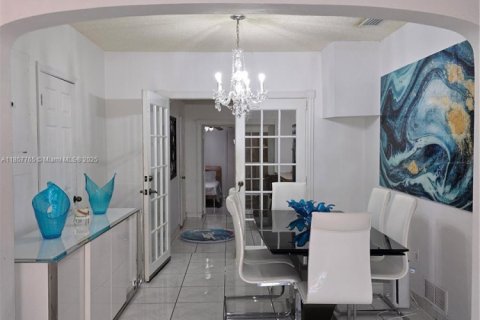 Commercial property in Miami, Florida 238.67 sq.m. № 1882239 - photo 6