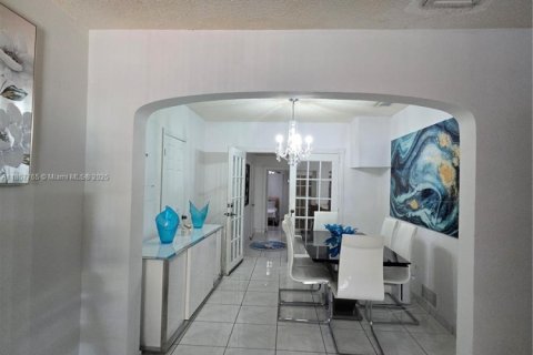 Commercial property in Miami, Florida 238.67 sq.m. № 1882239 - photo 5