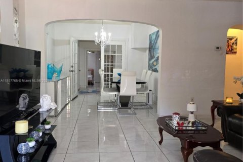 Commercial property in Miami, Florida 238.67 sq.m. № 1882239 - photo 7