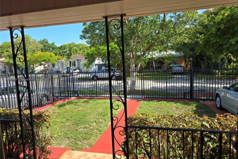 Commercial property in Miami, Florida 238.67 sq.m. № 1882239 - photo 3