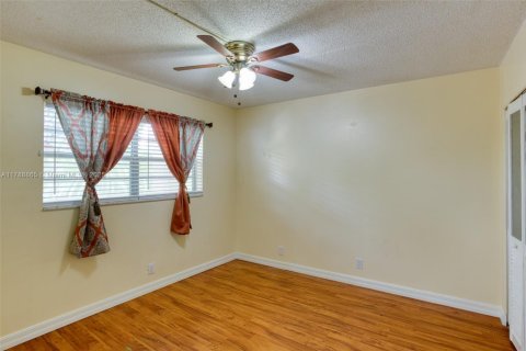 Condo in Margate, Florida, 2 bedrooms  № 1646544 - photo 11