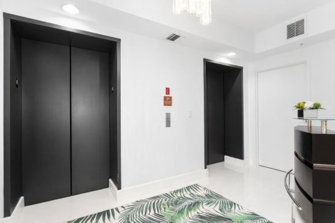Купить кондоминиум в Холливуд, Флорида 3 комнаты, 257.99м2, № 2190845 - фото 2