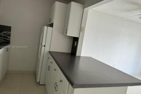 Condo in Virginia Gardens, Florida, 1 bedroom  № 2387969 - photo 2