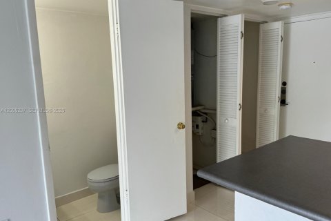 Condo in Virginia Gardens, Florida, 1 bedroom  № 2387969 - photo 5