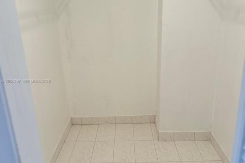 Condo in Virginia Gardens, Florida, 1 bedroom  № 2387969 - photo 3