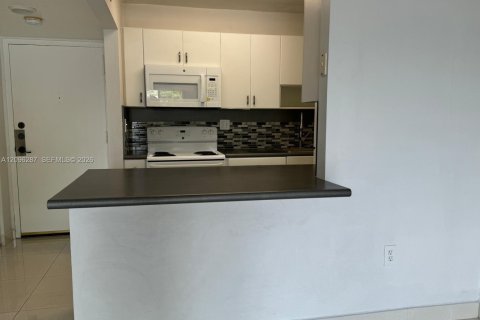 Condo in Virginia Gardens, Florida, 1 bedroom  № 2387969 - photo 1