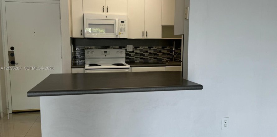 Condo in Virginia Gardens, Florida, 1 bedroom  № 2387969