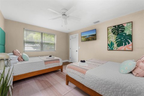 House in Largo, Florida 3 bedrooms, 139.73 sq.m. № 1684537 - photo 27