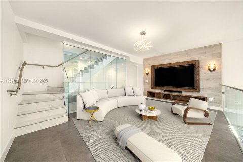 Condo in Miami, Florida, 3 bedrooms № 1991244 - photo 2