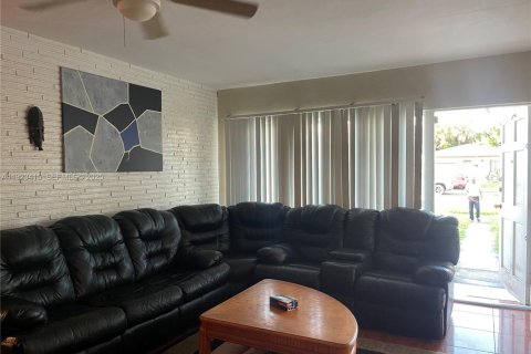 House in Lauderhill, Florida 3 bedrooms, 140.84 sq.m. № 2082847 - photo 2