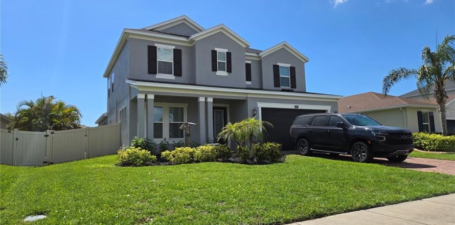 House in Tarpon Springs, Florida 4 bedrooms, 290.23 sq.m. № 2141082
