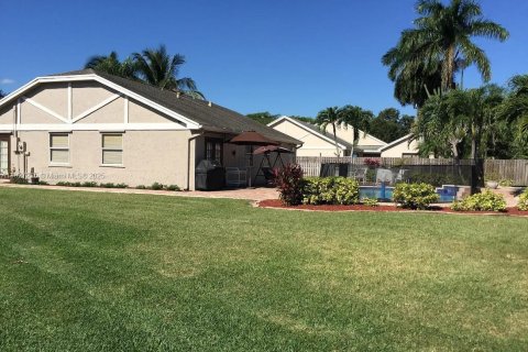 House in Sunrise, Florida 3 bedrooms, 124.49 sq.m. № 1977495 - photo 3