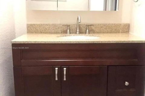 House in Sunrise, Florida 3 bedrooms, 124.49 sq.m. № 1977495 - photo 14