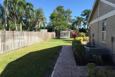 House in Sunrise, Florida 3 bedrooms, 124.49 sq.m. № 1977495 - photo 5