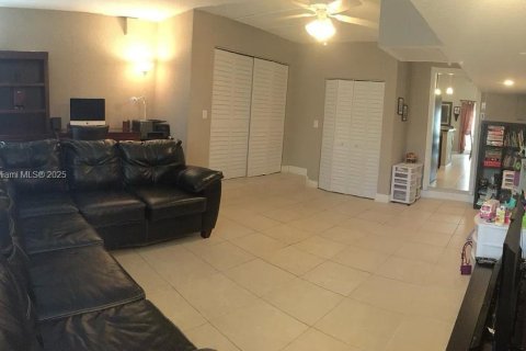 House in Sunrise, Florida 3 bedrooms, 124.49 sq.m. № 1977495 - photo 9