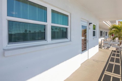 Copropriété à vendre à Gulfport, Floride: 1 chambre, 98.48 m2 № 2142351 - photo 2