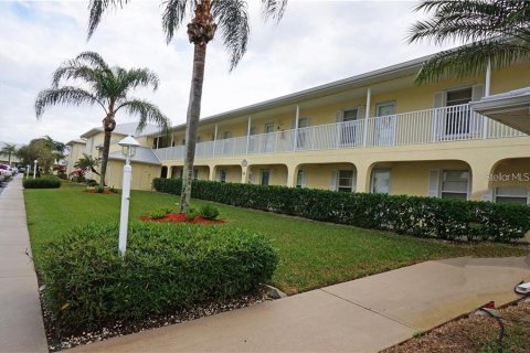 Copropriété à vendre à Punta Gorda, Floride: 2 chambres, 102.19 m2 № 1910110 - photo 1