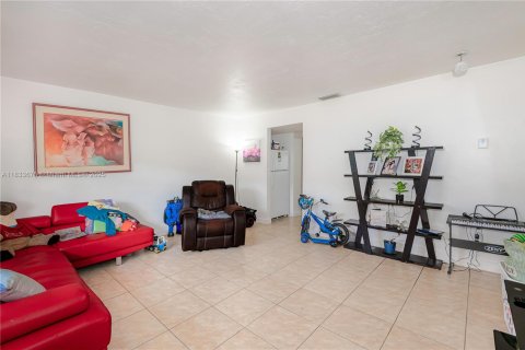 Propiedad comercial en venta en Homestead, Florida, 161.28 m2 № 1818431 - foto 11