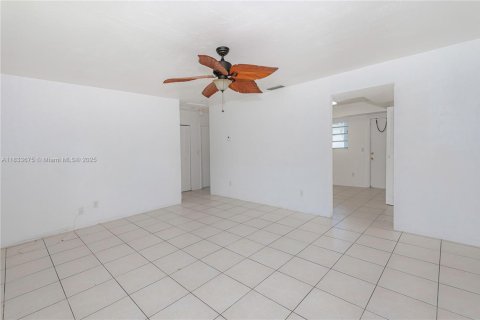 Propiedad comercial en venta en Homestead, Florida, 161.28 m2 № 1818431 - foto 25