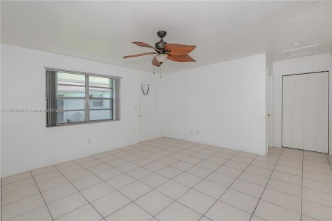Propiedad comercial en venta en Homestead, Florida, 161.28 m2 № 1818431 - foto 26