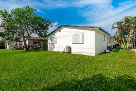 Propiedad comercial en venta en Homestead, Florida, 161.28 m2 № 1818431 - foto 17