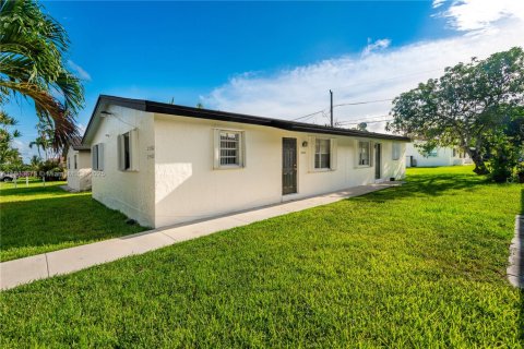 Propiedad comercial en venta en Homestead, Florida, 161.28 m2 № 1818431 - foto 1